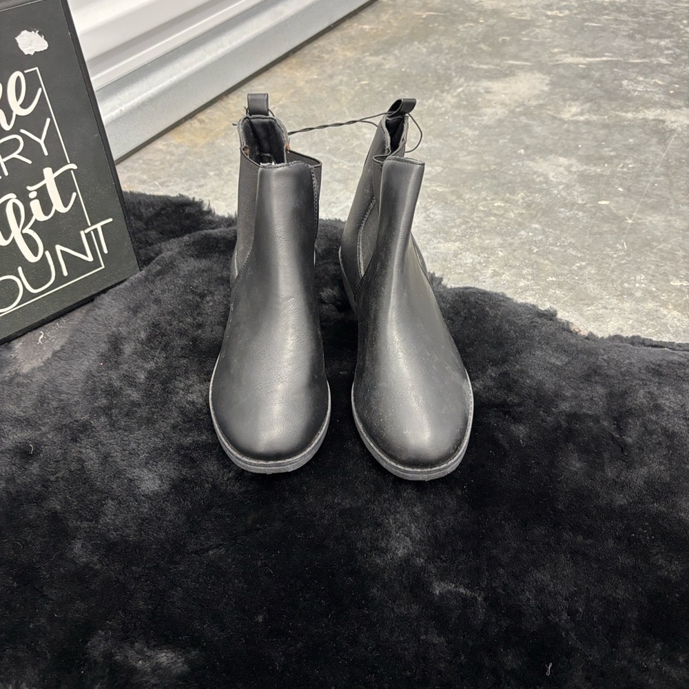 NWT Alexis Bendel AB Golda Sleek Black Ankle Booties Slip On Elastic Sides